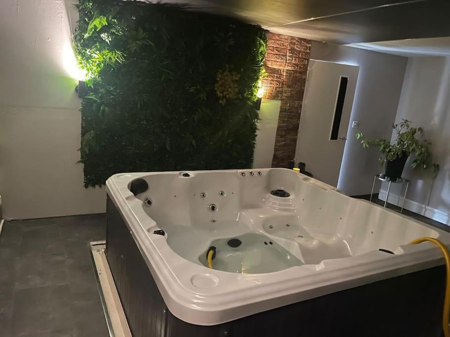 The Exclusive Jacuzzi Apartment Birmingham Eksteriør billede