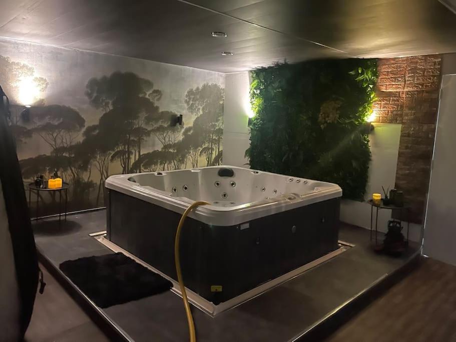 The Exclusive Jacuzzi Apartment Birmingham Eksteriør billede